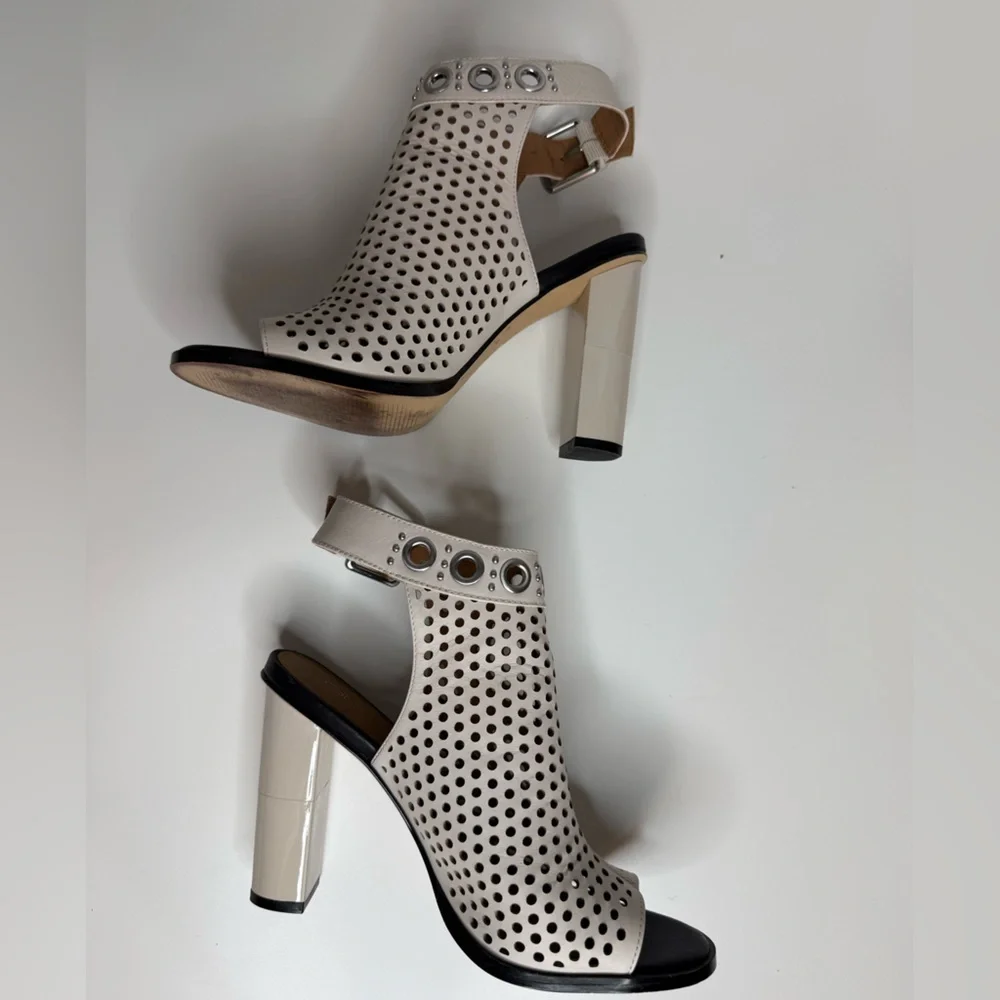 Calvin Klein Kalua Womens Ivory Peep Toe Block Heel Sandals Size 7.5 Streetwear